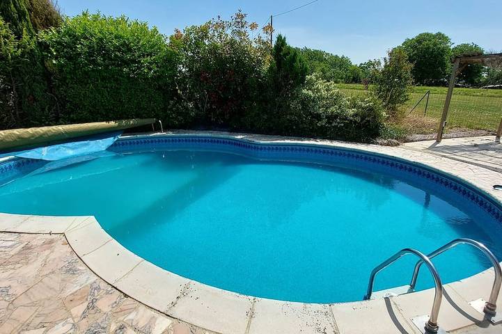 Gîte pour 5 personnes, avec Terrasse ainsi que Jardin et Piscine