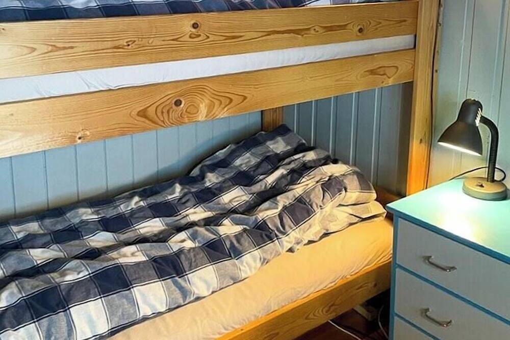 Eine Holzhütte aus den 70er Jahren an der Baumgrenze bei Geilo in Geilo, Hol