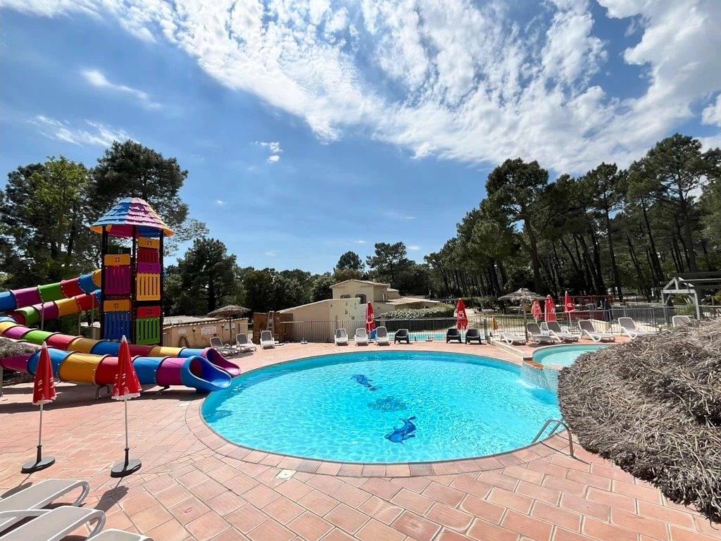 Zecamping 3* familial avec piscine chauffée aire de jeux et restaurant in Bollène, Vaucluse
