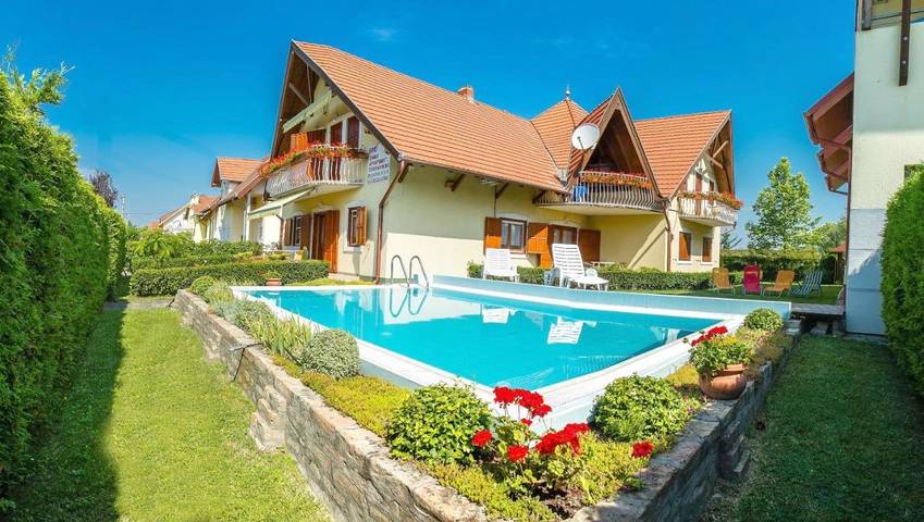 Ferienwohnung für 4 Personen, mit Balkon und Terrasse sowie Garten und Pool in Balatonmariafürdö