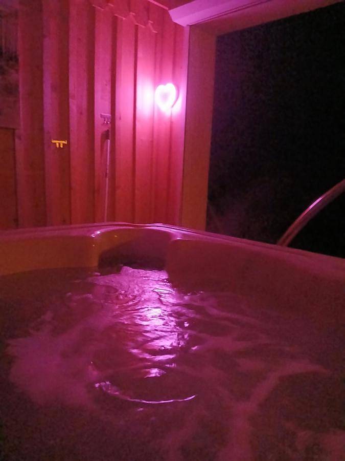 Hôtel pour 2 personnes, avec Jacuzzi et Terrasse ainsi que Jardin et Vue à Bertric-Burée