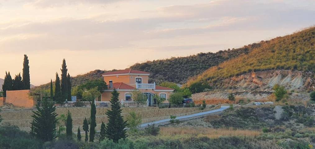 Casa rural para 6 personas, con piscina además de vistas y jardín, Se admiten mascotas en Antas