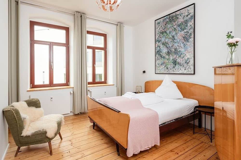 Künstlerzimmer 1.2 – Romantisch mit Queensizebett in Gera, Ostthüringen