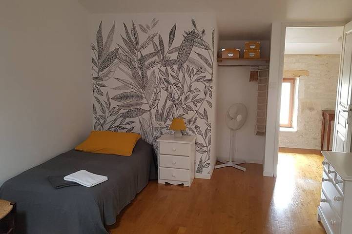 Location de vacances pour 5 personnes, avec jardin ainsi que piscine et terrasse à Saint-Pierre-d'Amilly - 3