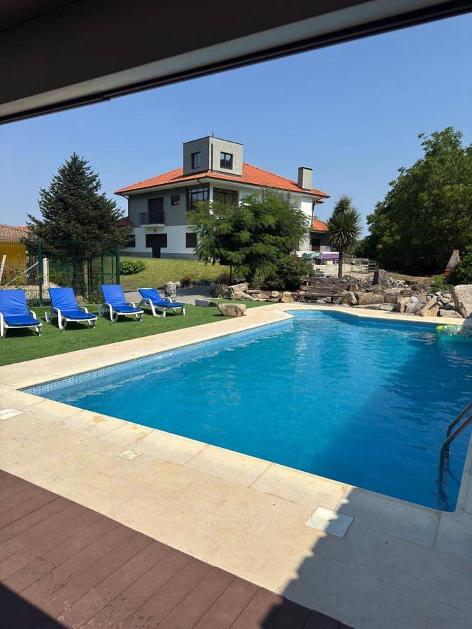Location de vacances pour 10 personnes, avec Balcon et Terrasse ainsi que Jardin et Piscine dans Tarouca