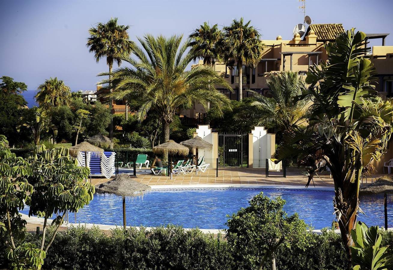 Entire apartment, Holiday Apartment "Casares Del Sol" with Mountain View, Pool & Wi-Fi in Casares del Sol, Casares