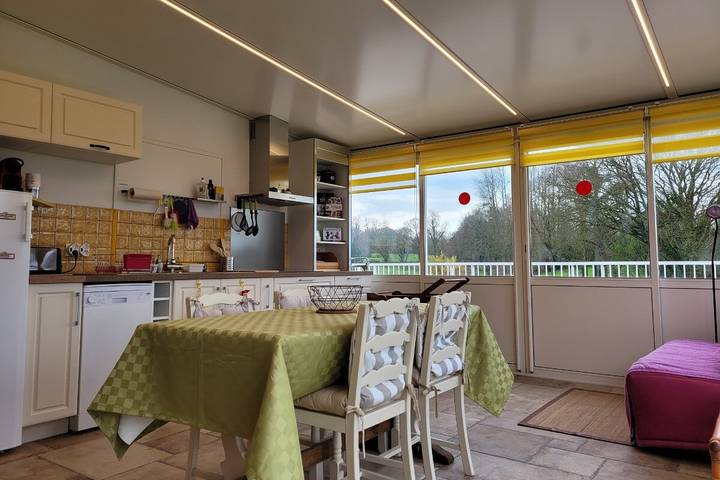 Gîte pour 4 personnes, avec Terrasse et Jardin ainsi que Vue sur le lac et Vue à Brélidy