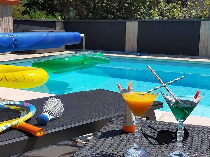 Cottage pour 3 personnes, avec vue ainsi que piscine et jardin à Castelnou