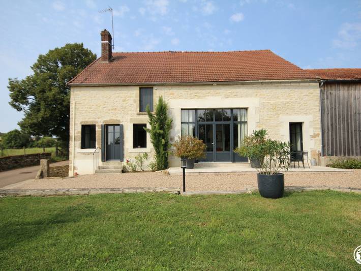 Renoviertes Haus mit Terrasse, Garage und Garten in Teigny in Teigny, Nièvre
