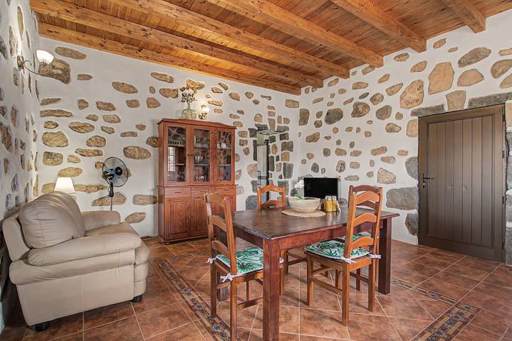 Casa Clarita: House with Mountain Views, Private Terrace, and Wi-Fi in Tindaya, La Oliva