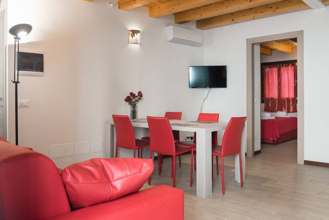 Apartamento entero, Modern and comfortable apartment close to San Zeno Basilica with 6 sleeps. in Centro Storico, Verona