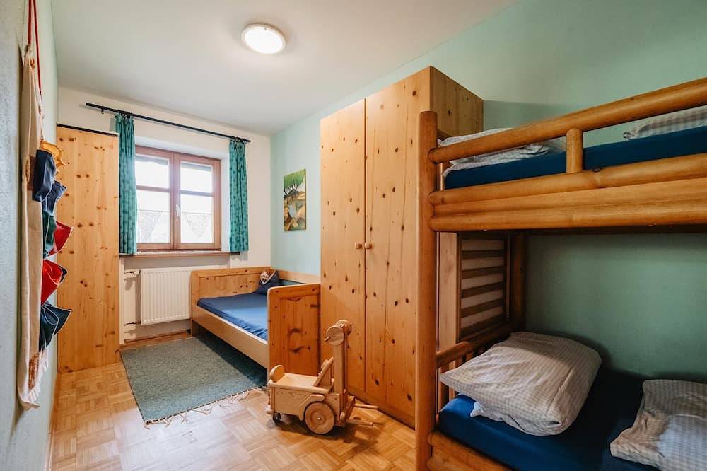 Ganze Wohnung, Liebevolle Ferienwohnung mit Terrasse auf Ferienbauernhof in Chamerau, Ostbayern