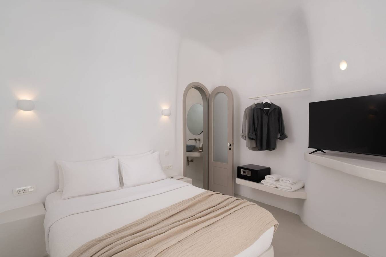 Magnificent Santorini Villa | Deluxe Suite with Private Jacuzzi & Caldera Sea View | Imerovigli in Imerovigli, Santorini