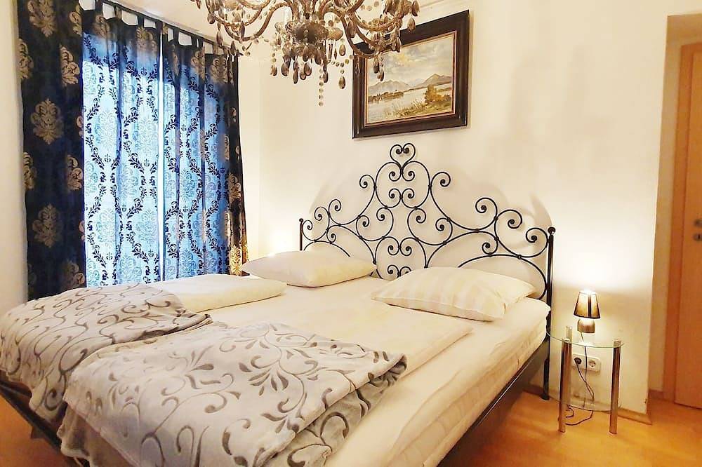 Ganze Wohnung, Ferienwohnung im Dachgeschoss, ca. 45m², für 2 Personen, Nichtraucher, offener Wohnbereich in Traunstein, Chiemsee