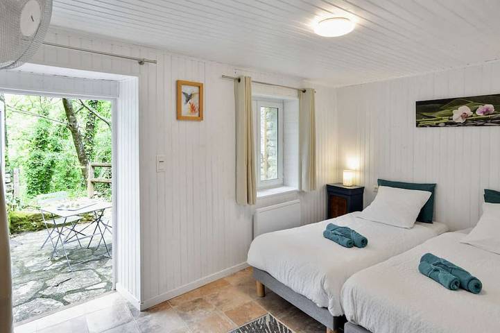 Gîte pour 6 personnes, avec jardin et terrasse ainsi que jacuzzi et piscine à Cros - 2