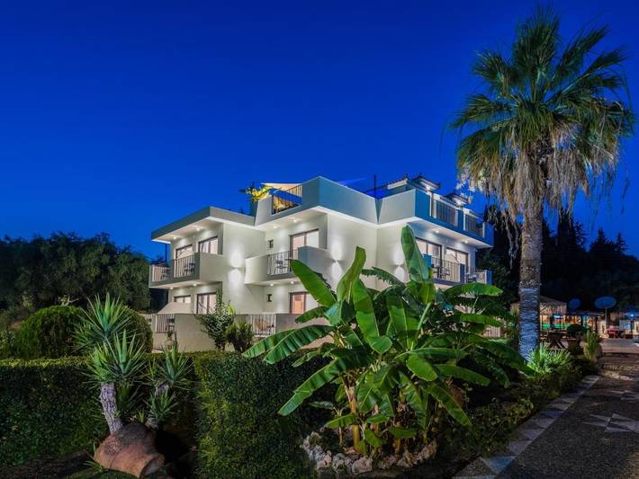 Appart’hôtel pour 2 personnes, avec jardin et piscine ainsi que vue et bassin pour enfant