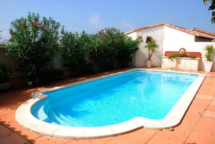 Location de vacances pour 2 personnes, avec Balcon et Terrasse ainsi que Jardin et Piscine dans Le Sambuc