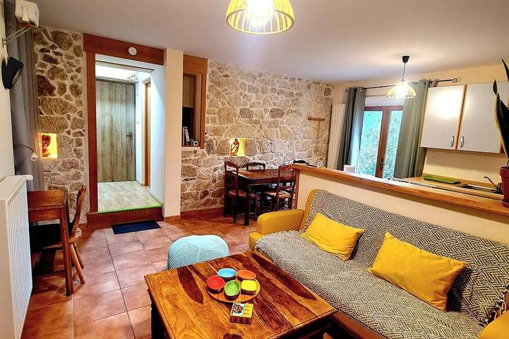 Gîte pour 6 personnes, avec piscine ainsi que jardin et terrasse, animaux acceptés à Saint-Pierre-de-Chartreuse