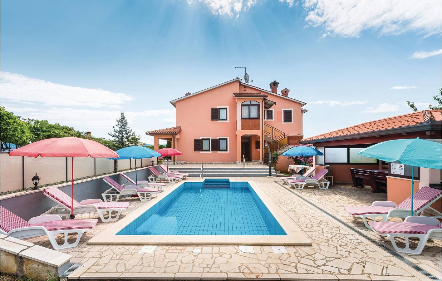 Un charmant appartement à 2 km de Labin : un logement confortable avec piscine et parking in Vinez, Côte Est de l'Istrie