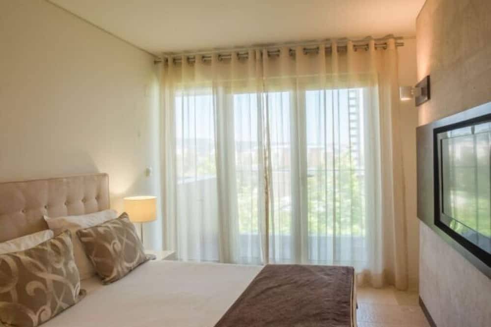 Beach Escape with Onsite Pool & Spa,Tennis, Free Parking, Short Drive to Lisbon! in Praia Tróia Mar, Carvalhal