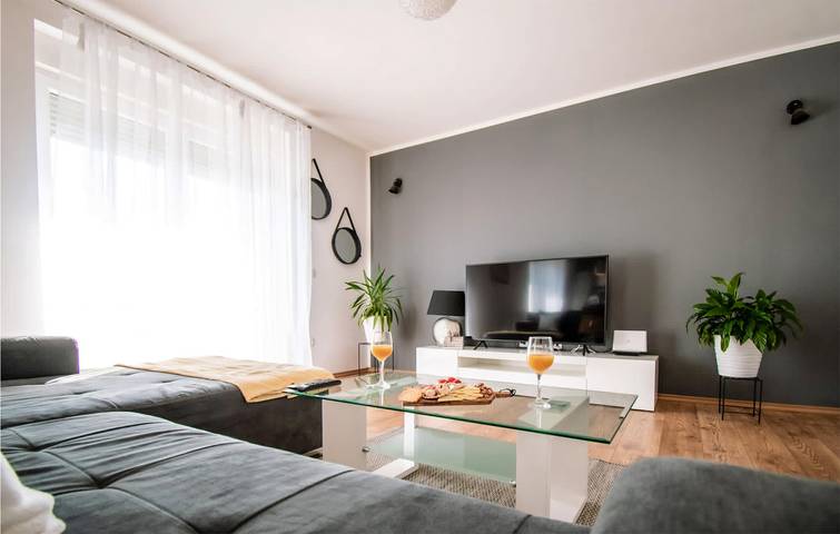 Modernes Apartment mit Pool, Parkplatz, Terrasse & WiFi in Šibenik-Knin