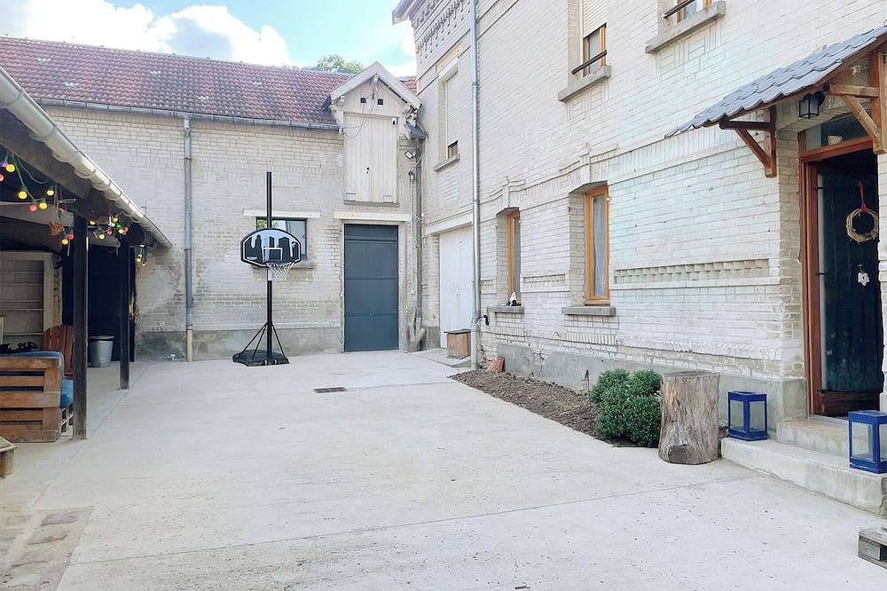 La Family House, spacieuse avec extérieur, jeux enfants, wifi et parking in Cormicy, Marne