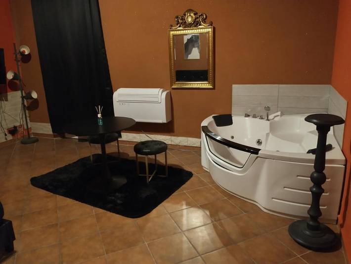 Location de vacances pour 2 personnes, avec jacuzzi et sauna ainsi que jardin et terrasse dans Serralta (Podenzana)