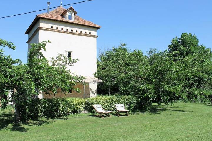Gîte pour 4 personnes, avec vue et piscine ainsi que terrasse et jardin dans Larrazet