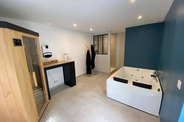Location de vacances pour 2 personnes, avec sauna et jacuzzi ainsi que terrasse et jardin à Bullion (homonymie) - 4