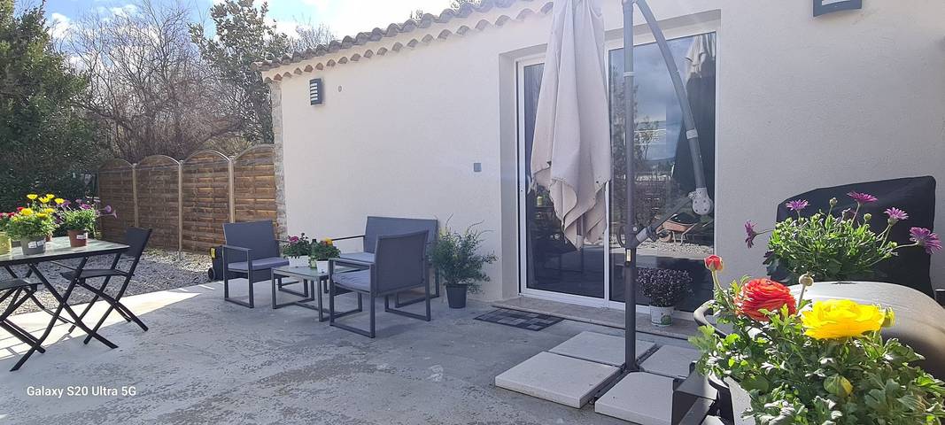 Appartement de vacances pour 2 personnes, avec piscine ainsi que jardin et terrasse
