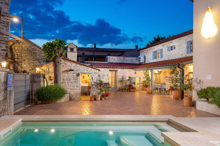 Ferienhaus für 10 Personen, mit Balkon und Pool