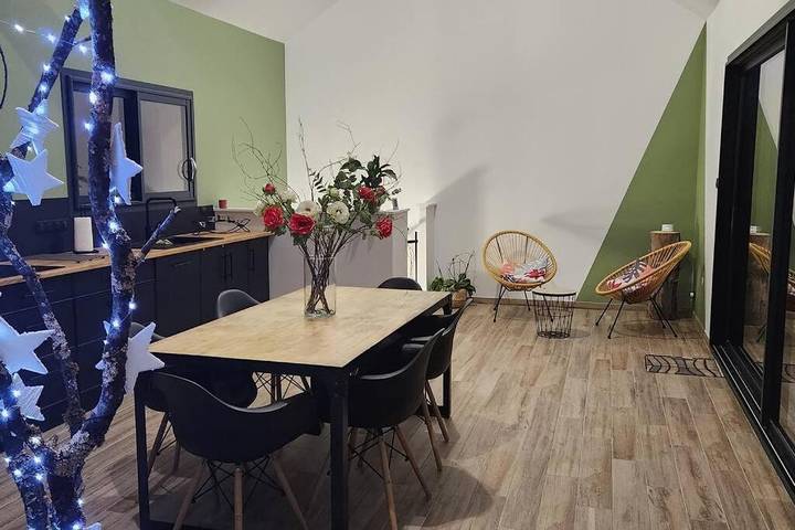Gîte pour 4 personnes, avec terrasse ainsi que vue et jardin à Saint-Maurice-lès-Châteauneuf