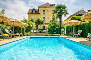 Hôtel pour 2 personnes, avec terrasse ainsi que piscine et jardin dans Domarin