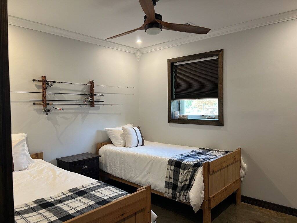 Super clean Waterfront home with private boat launch and fishing pier on site. in Toledo Bend Reservoir