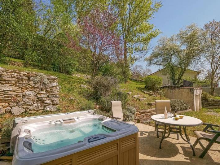 Location de vacances pour 8 personnes, avec Jacuzzi et Terrasse ainsi que Jardin et Vue à Dizimieu