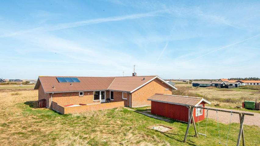 Ferieudlejning for 15 personer, med pool og terrasse såvel som jacuzzi og sauna i Harboøre