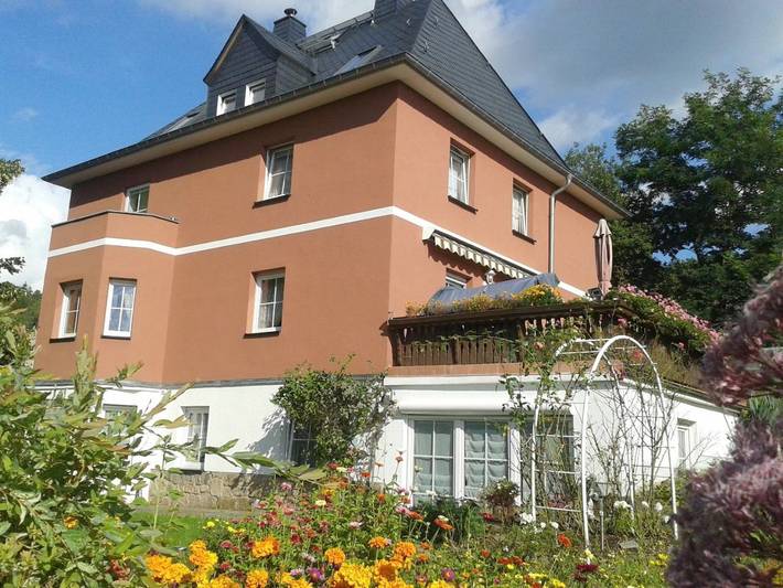 Ferienhaus für 3 Personen, mit Balkon und Terrasse sowie Garten und Ausblick in Aue