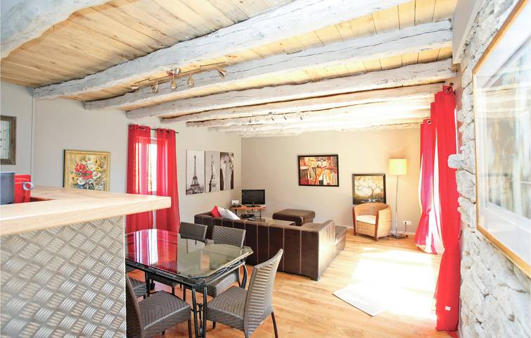 Coly Apartment: Pool, Garden & Parking in Coly-Saint-Amand, Périgord Noir