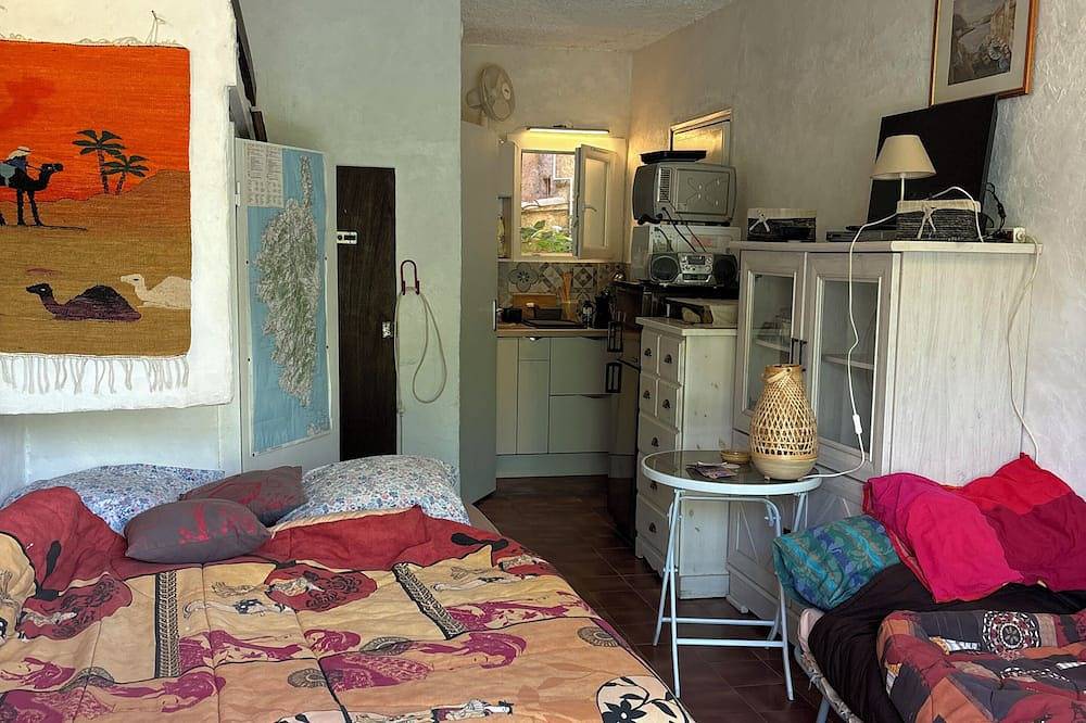 Apartamento entero, 1-bedroom apartment in charming Liscia beach :4 pers max: 2 weeks +3rd free in Tiuccia, Calcatoggio