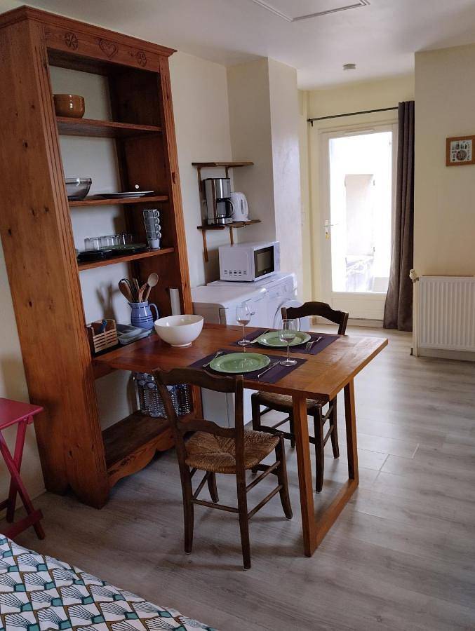 Appartement entier, Studio calme dans les vignes avec piscine in Suze-la-Rousse, Région de nyons