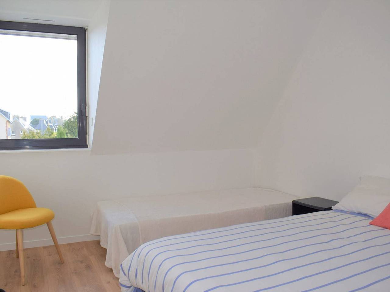 Entire apartment, Renovated 5-Person Apartment with Large Terrace in Perros-Guirec Center in Perros-Guirec, Pink Granite Coast