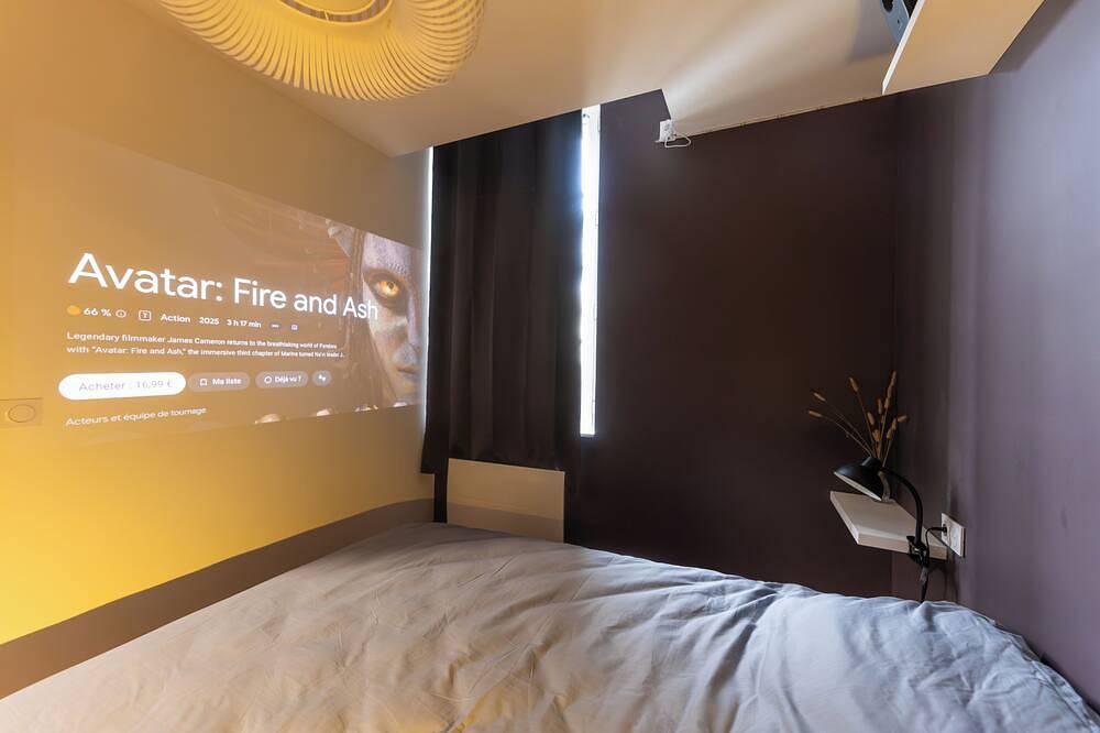 Ganze Wohnung, L'Écrin Pourpre - Private Cinema - Video projector - Hypercentre- Wifi in Angoulême, Charente