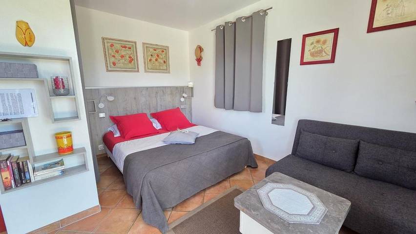 Chambre d’hôte pour 3 personnes, avec vue ainsi que piscine et jardin à Le Castellet - 4