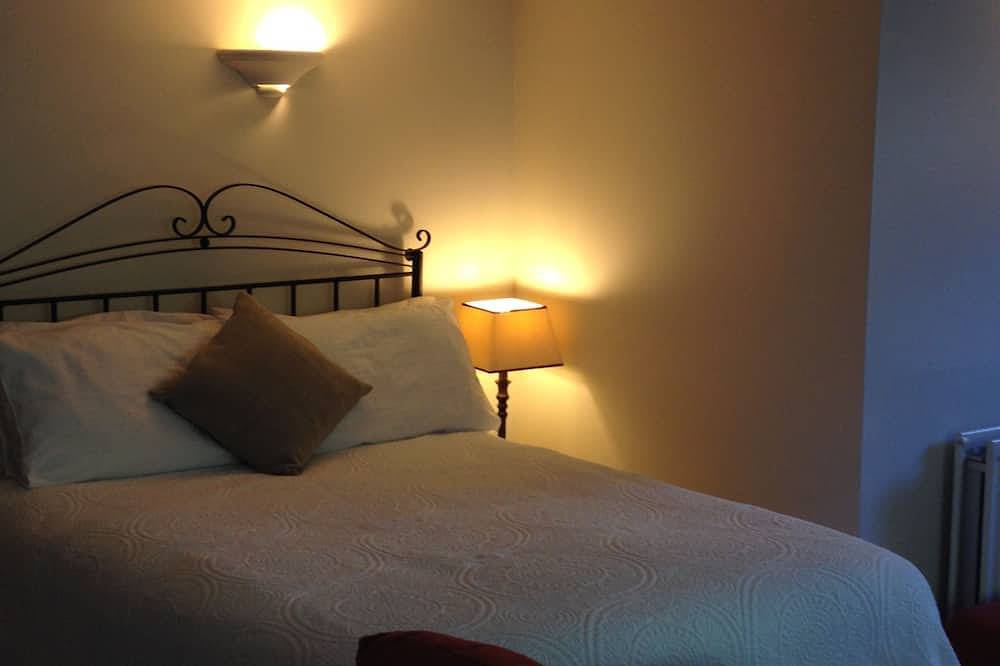 Entire apartment, Spacious Self Contained Studio Apartment - Free Wi-Fi & Parking in Greater Manchester