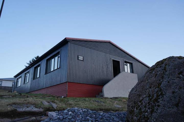 Location de vacances pour 4 personnes, avec vue ainsi que jardin et piscine, animaux acceptés en Islande
