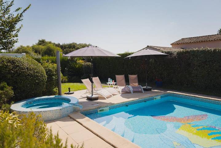 Villa pour 8 personnes, avec piscine ainsi que jardin et jacuzzi à Grimaud