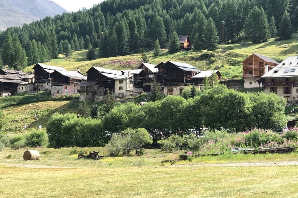Entire apartment, Nice T3 with sunny garden in St-Véran la Chalp in Saint-Véran, Queyras