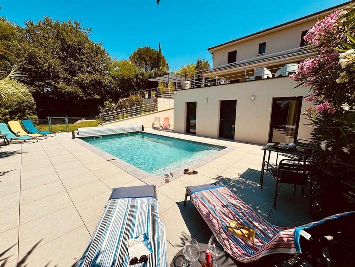 Gîte pour 4 personnes, avec terrasse ainsi que piscine et vue à Châteauneuf-sur-Isère