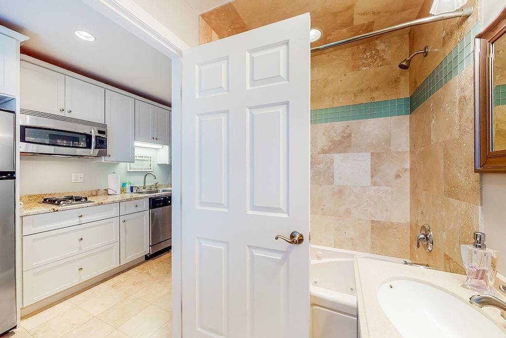 Ganze Wohnung, Quaint condo near private beach access with fireplace - close to dining in Dennis Port, Dennis