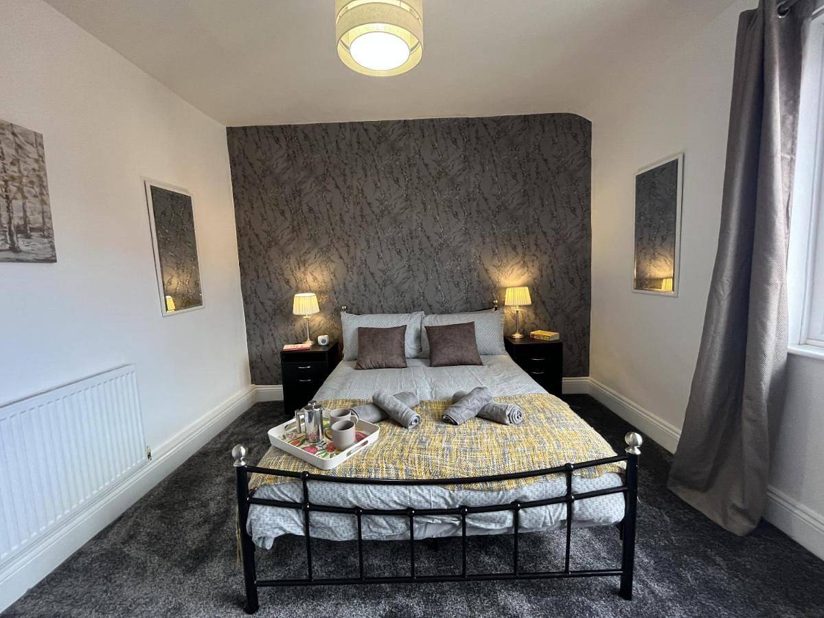 Entire apartment, Three-Bedroom House in Wigan, Greater Manchester